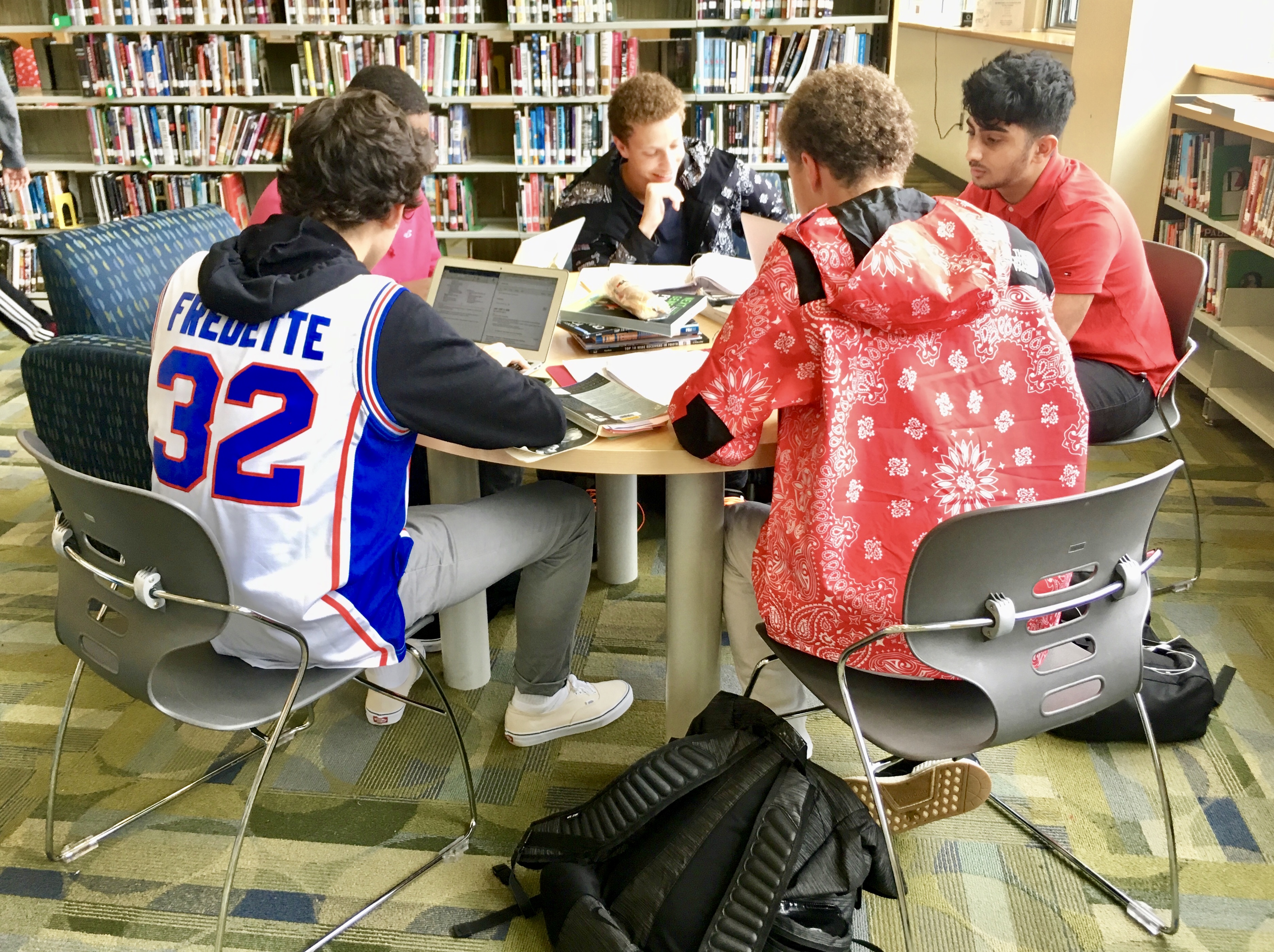 سخت - لائبریری میں طلباء